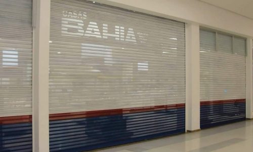 Porta de enrolar com lâmina perfurada com visão e ventilação